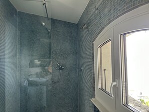 Shower, hair dryer, bidet, towels - Stunning APT with 360 ° panoramic view of lake Geneva and Alls in the vineyard (Puidoux)