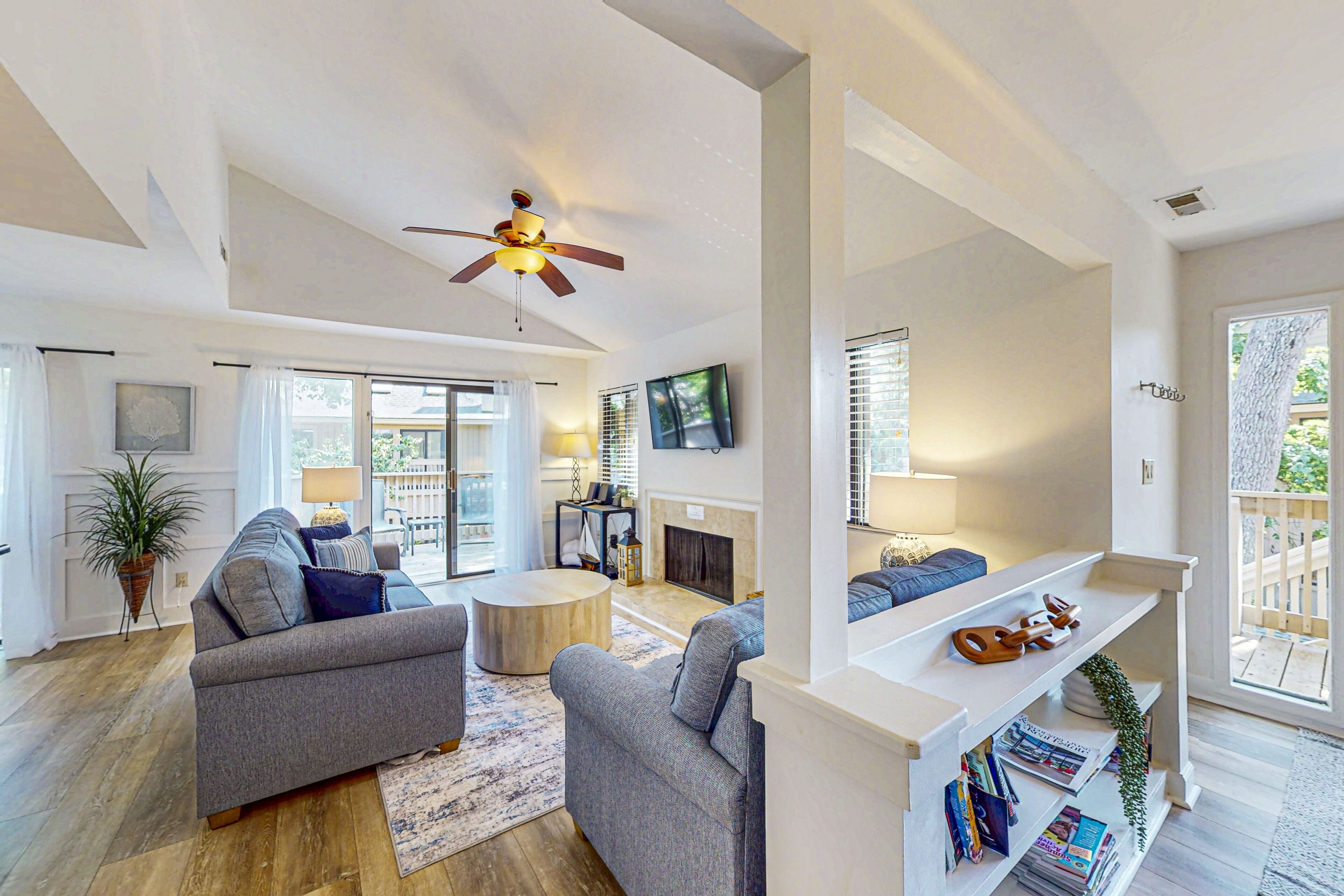 Una televisión, un reproductor de DVD, servicios de streaming