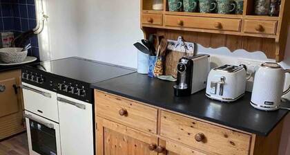 Beautiful Devon Period Cottage 5 min walk to beach