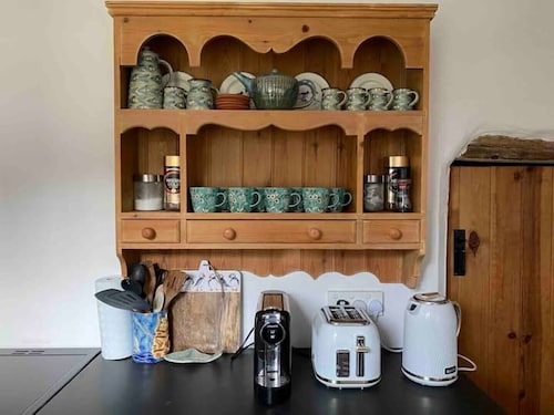 Beautiful Devon Period Cottage 5 min walk to beach