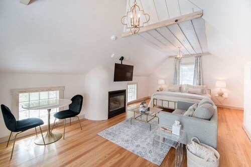 Cozy Modern Suite in Fredericksburg