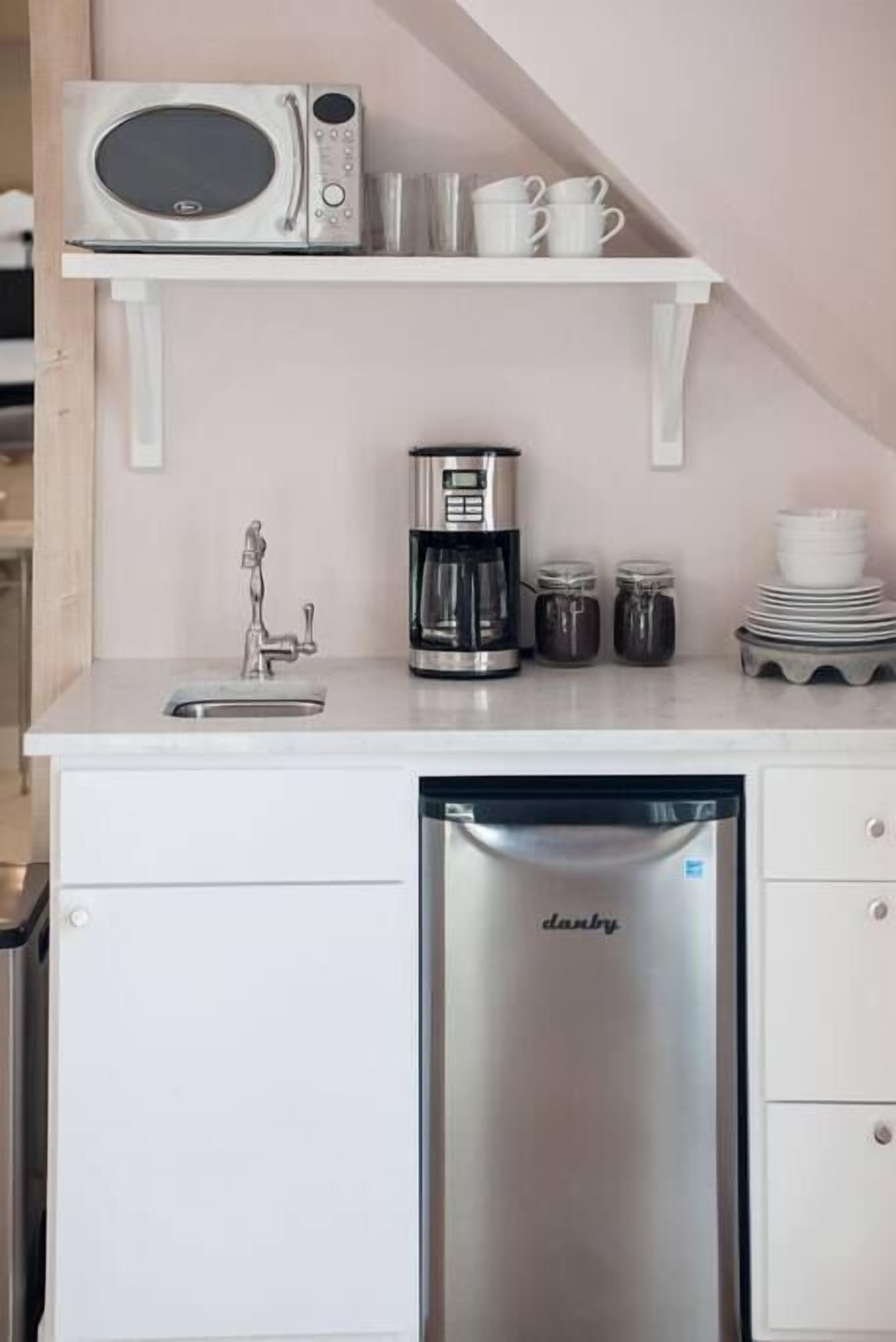 Cafetera/tetera, refrigerador, microondas, tostadora