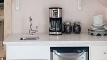 Cafetera/tetera, refrigerador, microondas, tostadora
