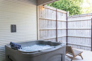 Outdoor spa tub - Cozy Modern Suite in Fredericksburg (Fredericksburg)