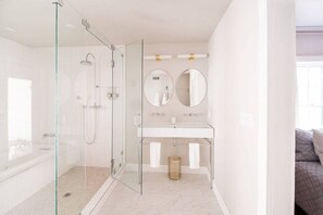 Bathtub, hair dryer, towels, soap - Cozy Glam Suite in Fredericksburg (Fredericksburg)