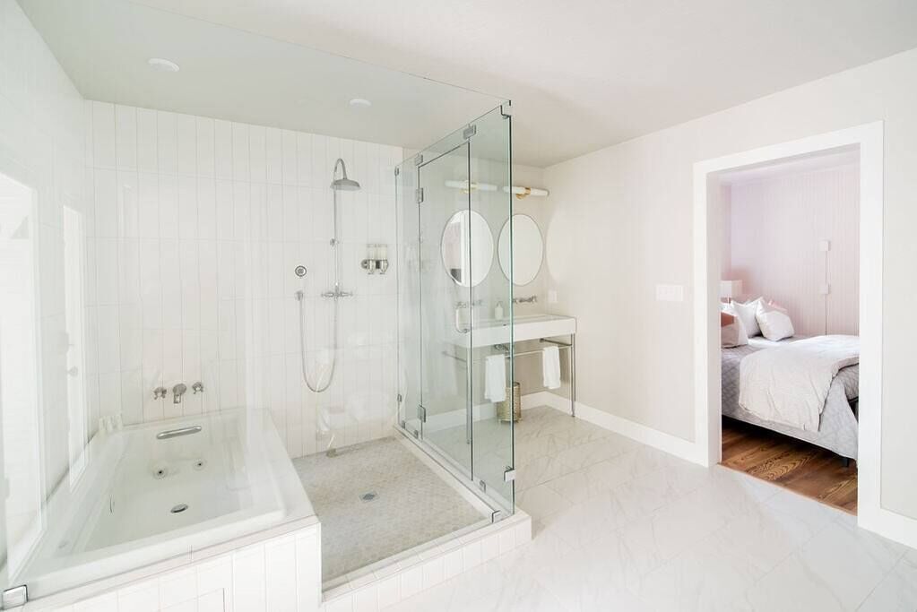 Badewanne, Haartrockner, Handtücher, Seife