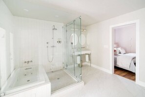 Bathtub, hair dryer, towels, soap - Cozy Glam Suite in Fredericksburg (Fredericksburg)