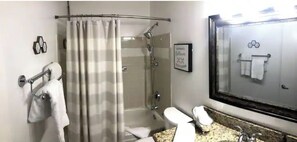 Combined shower/bathtub, hair dryer, towels, soap - Next Door To It All! Disney/Dining & More mins away 2Bed 2Bth Condo (Kissimmee)