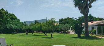 HOUSE 2 MINUTES FROM THE SEA SURROUNDED BY NATURE, WITH SWIMMING POOL AND HOT TUB