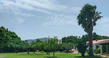HOUSE 2 MINUTES FROM THE SEA SURROUNDED BY NATURE, WITH SWIMMING POOL AND HOT TUB