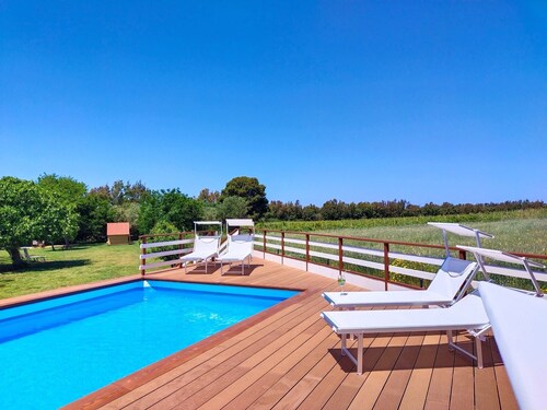 HOUSE 2 MINUTES FROM THE SEA SURROUNDED BY NATURE, WITH SWIMMING POOL AND HOT TUB