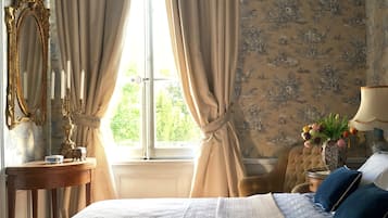 2 chambres, coffres-forts dans les chambres, bureau, lit parapluie