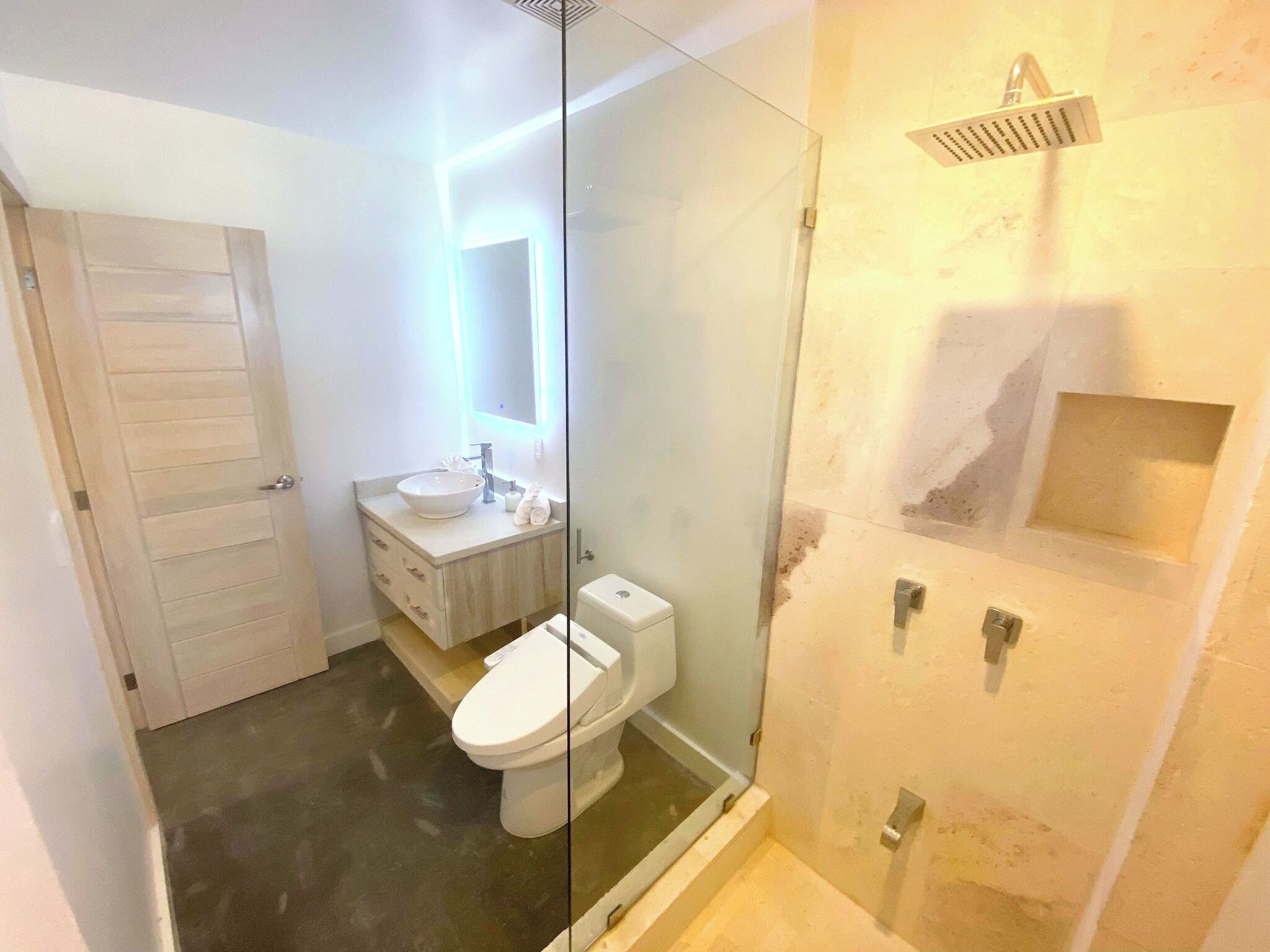 Douche, sèche-cheveux, bidet, serviettes fournies