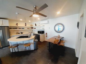 Réfrigérateur, micro-ondes, plaque de cuisson, lave-vaisselle