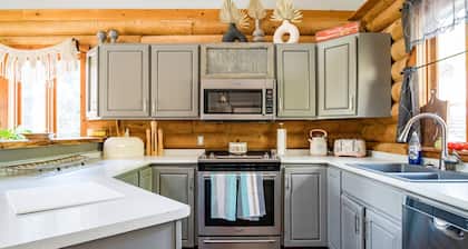 Cozy Cabin Inn w/ Private Hot Tub, Fire Pit + close to Golf, Trails, Waterfalls