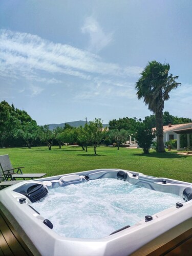 HOUSE 2 MINUTES FROM THE SEA SURROUNDED BY NATURE, WITH SWIMMING POOL AND HOT TUB