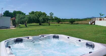 HOUSE 2 MINUTES FROM THE SEA SURROUNDED BY NATURE, WITH SWIMMING POOL AND HOT TUB