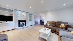 Living area - 5 Br Lakeview Detach House With Private Dock,30 Min. From Toronto (Georgina)