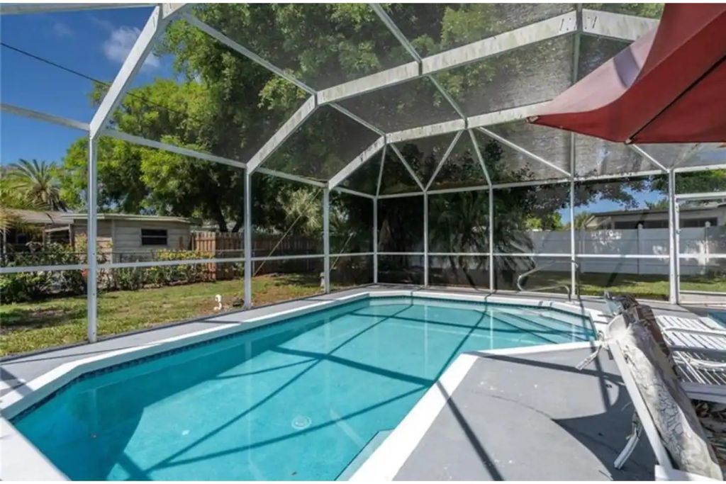 Cheerful 3 Bedroom Home with Pool