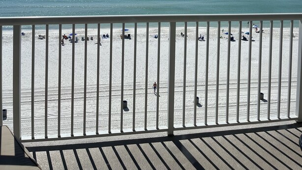 Ein Balkon mit Blick auf einen Strand.