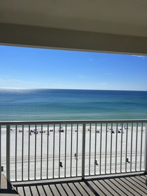 Un balcón con vista a la playa.