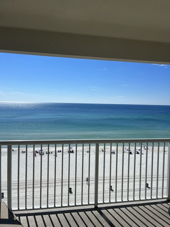 En la playa y camastros 