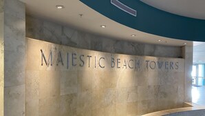 Eine Wand mit der Aufschrift „MAJESTIC BEACH TOWERS“ in moderner Schrift, die den Namen eines Hotels oder einer Unterkunft angibt.