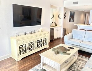 Smart TV, futbolito y tenis de mesa