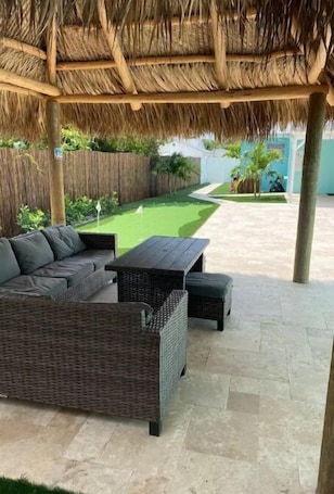テラス / パティオ. Lovely 1 Bedroom with a Pool
