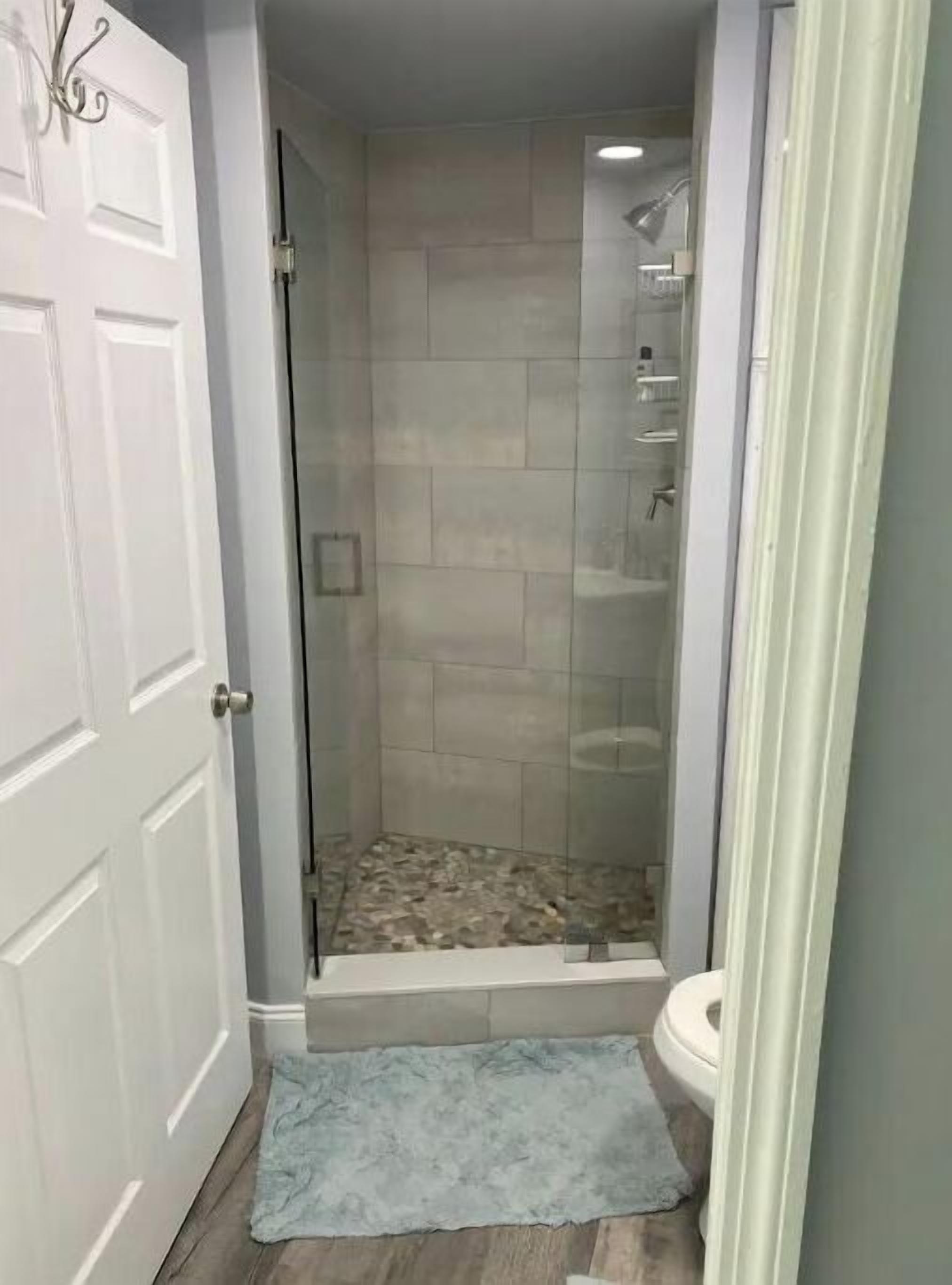 Regadera, toallas, papel de baño 