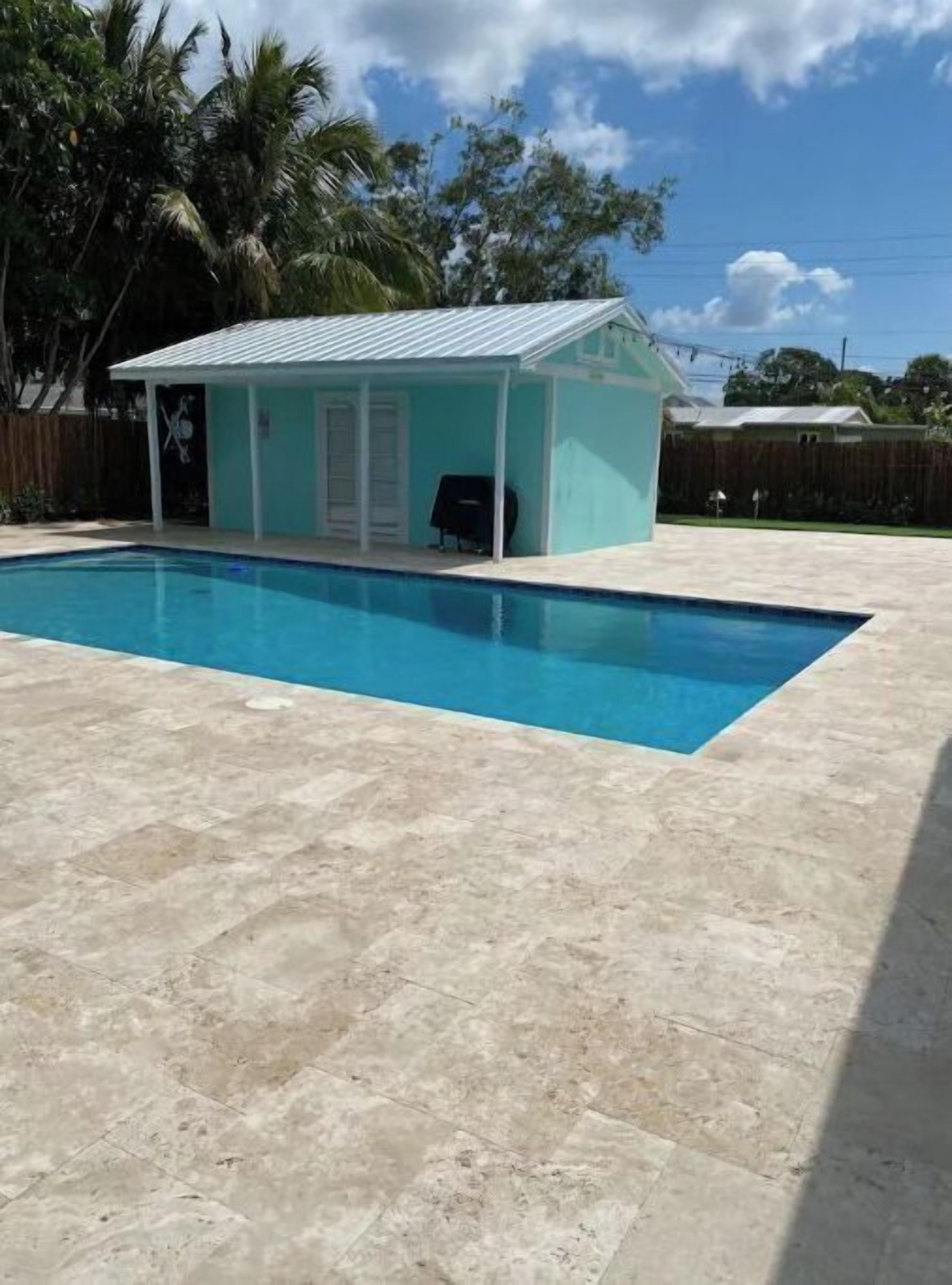 Una piscina al aire libre