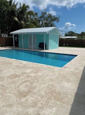Una piscina al aire libre