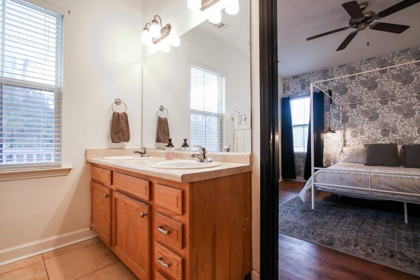 Combined shower/bathtub, free toiletries, hair dryer, towels
