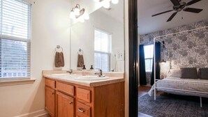 Ensemble douche/baignoire, articles de toilette gratuits, sèche-cheveux