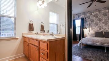 Combined shower/bathtub, free toiletries, hair dryer, towels