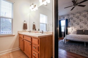 Combined shower/bathtub, free toiletries, hair dryer, towels - Honey Im Home near Savannah HHI Airport (Pooler)