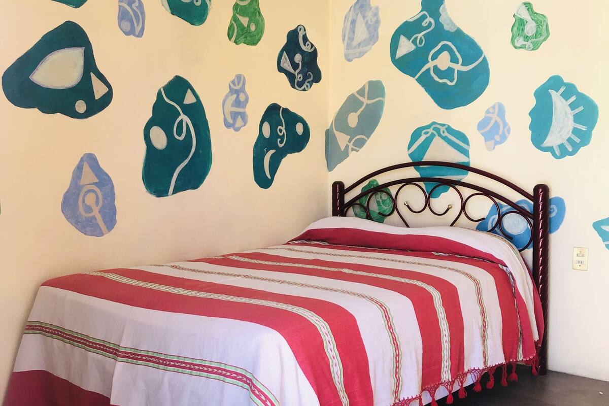 Habitación básica doble | Espacio para trabajar con laptop y tabla de planchar con plancha