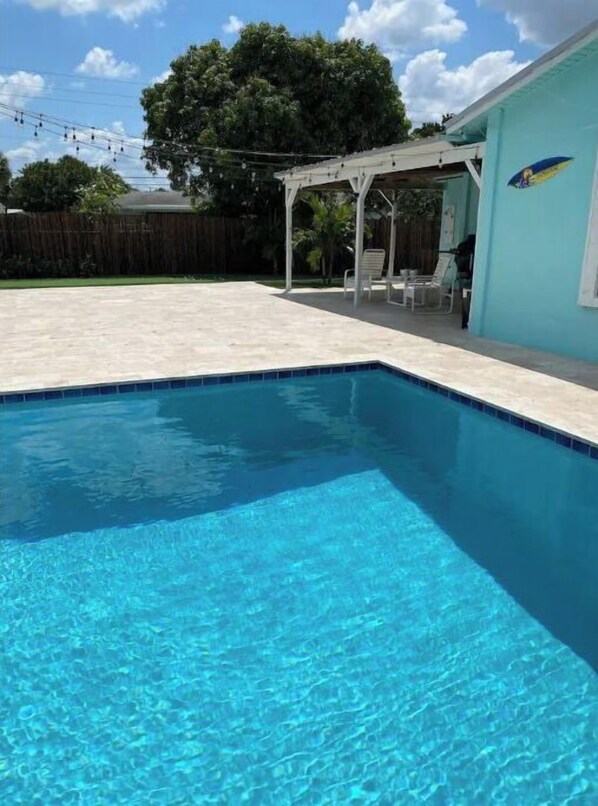 Una piscina al aire libre