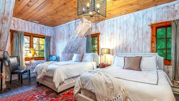 5 bedrooms, desk, iron/ironing board, travel crib