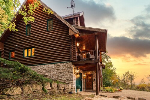 WOW! Unique Galena Dream Cabin. Hot Tub, Games, Fire Pit, Fully Stocked.