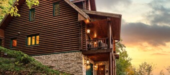 WOW! Unique Galena Dream Cabin. Hot Tub, Games, Fire Pit, Fully Stocked.