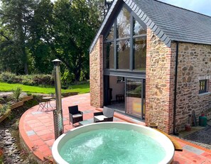 Terrace/patio - Gloriously rural, Y Felin is a fantastic luxury barn conversion in Pembrokeshire (Ambleston)