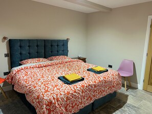 2 عدّة غرف نوم ومكواة/لوح كي وسرير سفر وواي فاي مجانًا