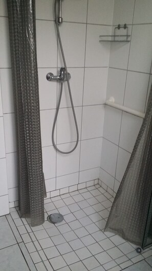 Dusche, Haartrockner, Handtücher, Toilettenpapier
