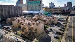 Un hôtel à plusieurs étages doté d’un atrium central et d’un parking.