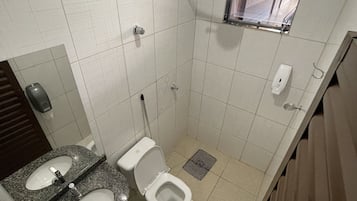 Ducha, toallas, papel higiénico