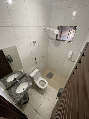 Quarto superior | Banheiro | Chuveiro, toalhas de banho, papel higiênico