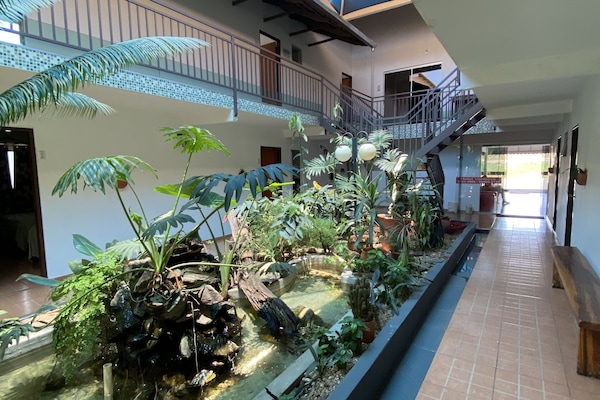 Televisión 32 pulgadas con canales de televisión vía satélite