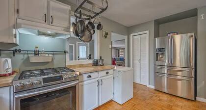 Stunning cliffside cottage in South Frontenac near Kingston,lakefront.