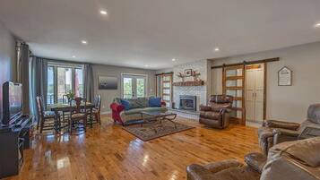 Älytelevisio, takka, videopelejä, DVD-soitin